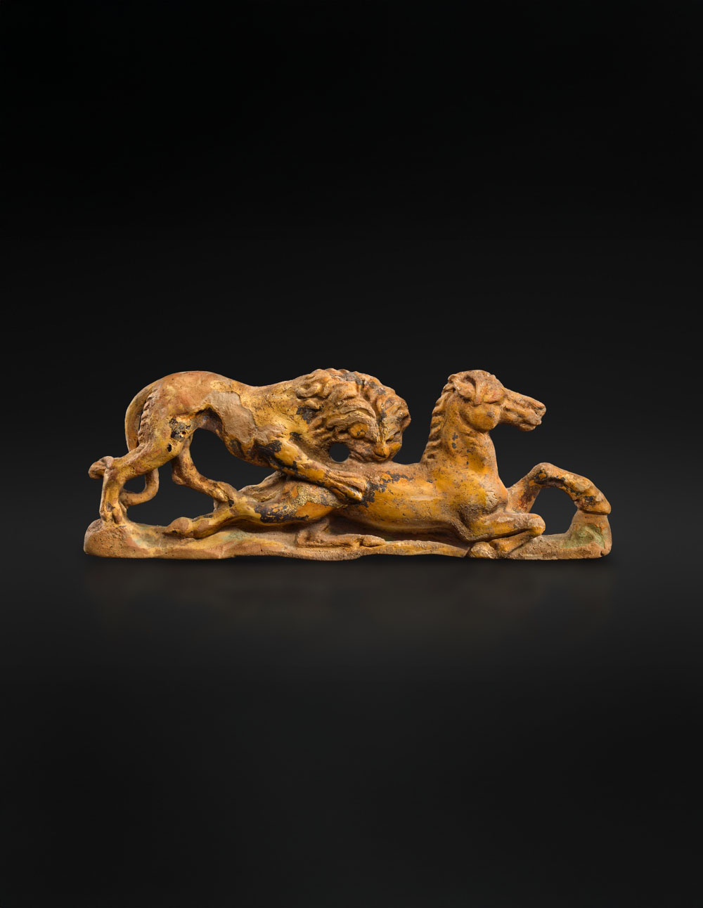 Applique ajourée en haut-relief figurant un lion dévorant un cheval